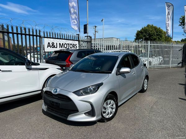 Toyota Yaris Hatchback, Petrol Hybrid, 2021, Silver