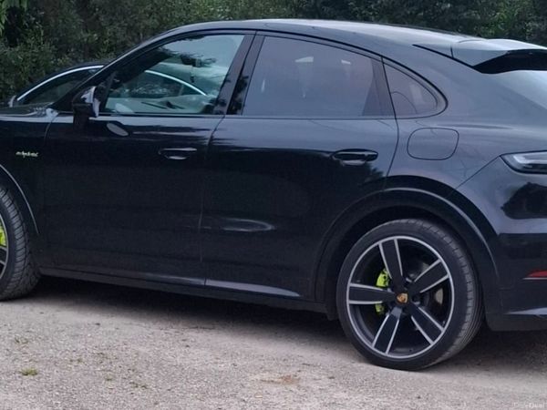 Porsche Cayenne SUV, Petrol Plug-in Hybrid, 2022, Black