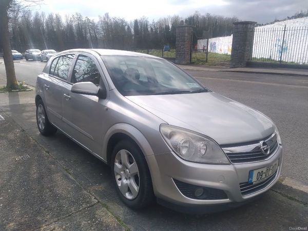 Opel Astra Hatchback, Petrol, 2009, Silver