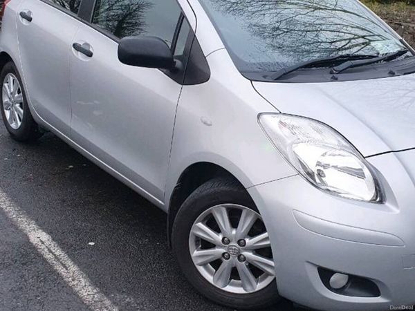 Toyota Yaris Hatchback, Petrol, 2011, Silver