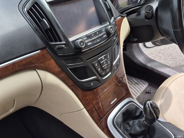 Vauxhall Insignia Hatchback, Diesel, 2015, White