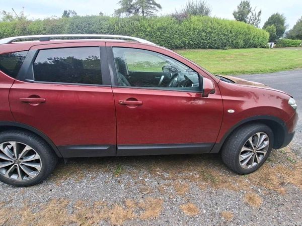 Nissan Qashqai Hatchback, Diesel, 2012, Red