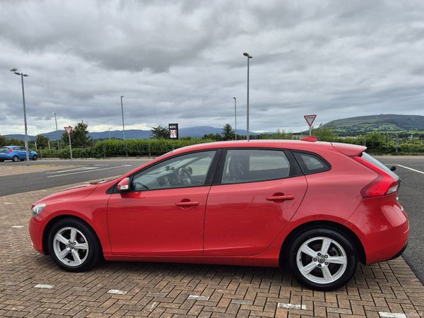 Volvo V40 Hatchback, Diesel, 2014, Red