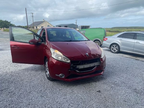 Peugeot 208 Hatchback, Petrol, 2013, Red