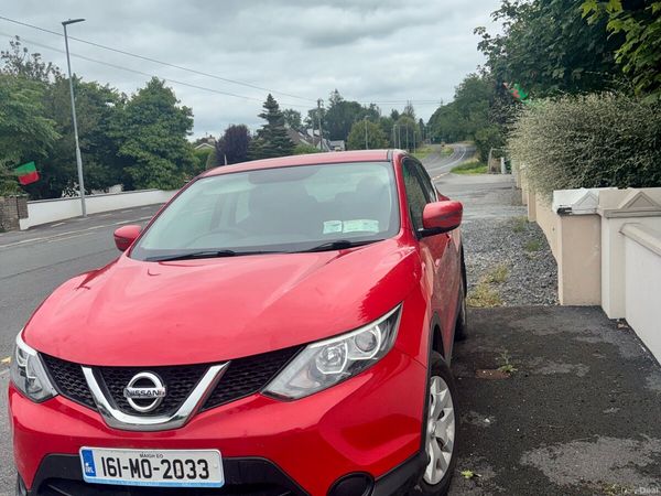 Nissan Qashqai Hatchback, Diesel, 2016, Red
