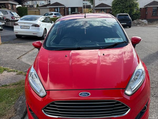 Ford Fiesta Hatchback, Petrol, 2013, Red