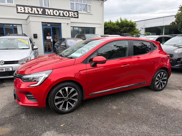 Renault Clio Hatchback, Petrol, 2021, Red