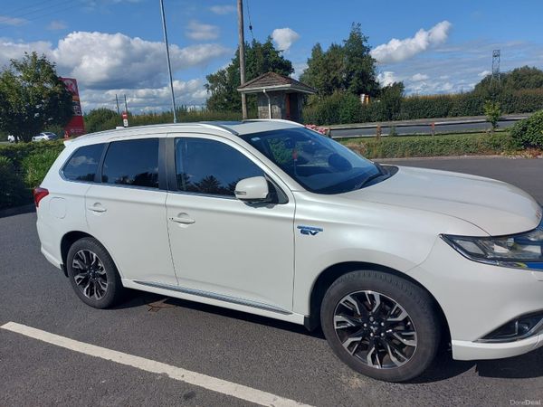 Mitsubishi Outlander SUV, Petrol Plug-in Hybrid, 2017, White
