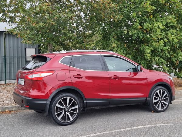 Nissan Qashqai Hatchback, Diesel, 2015, Red
