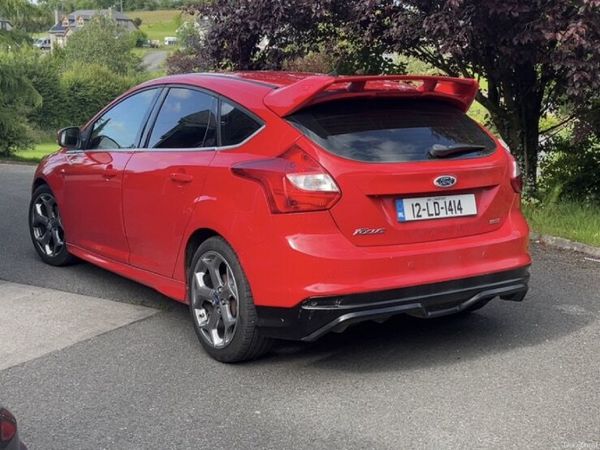 Ford Focus Hatchback, Petrol, 2012, Red