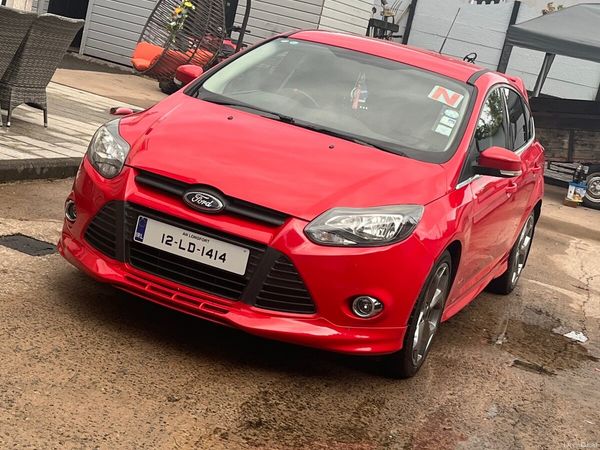 Ford Focus Hatchback, Petrol, 2012, Red