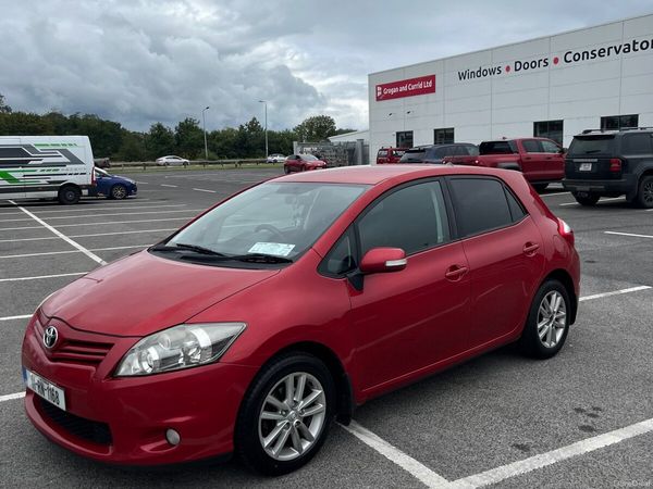 Toyota Auris Hatchback, Diesel, 2011, Red