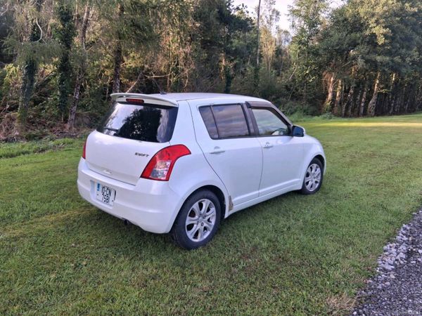 Suzuki Swift Hatchback, Petrol, 2010, White
