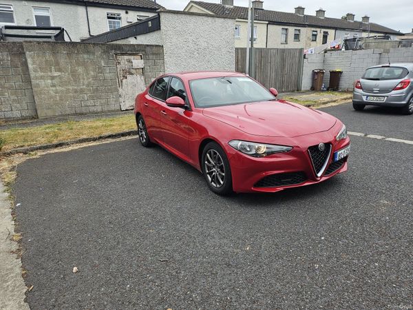 Alfa Romeo Giulia Saloon, Petrol, 2018, Red