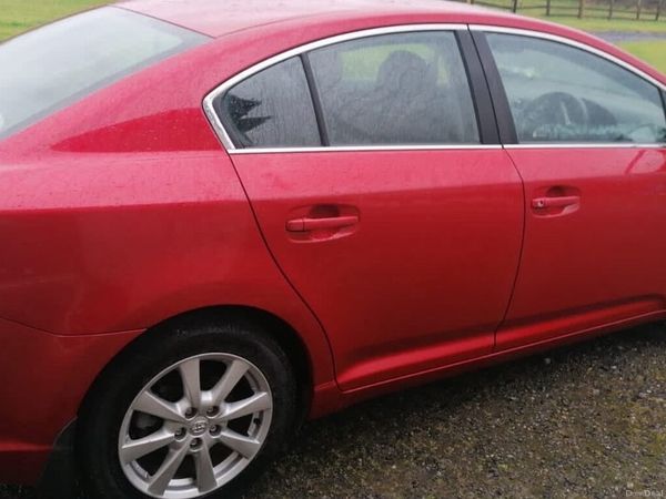 Toyota Avensis Saloon, Diesel, 2011, Red