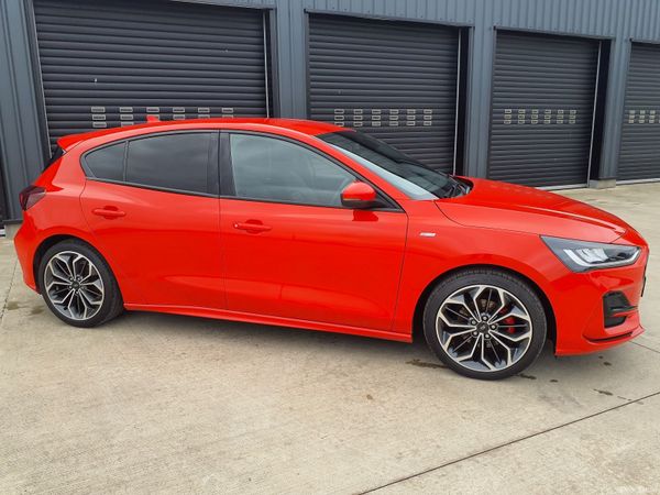 Ford Focus Hatchback, Petrol Hybrid, 2023, Red