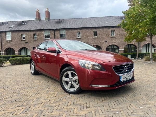 Volvo V40 Hatchback, Diesel, 2014, Red
