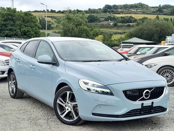 Volvo V40 Hatchback, Diesel, 2018, Green