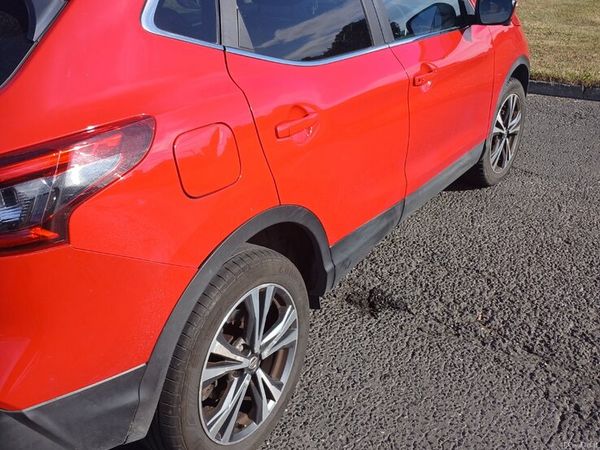 Nissan Qashqai Hatchback, Diesel, 2018, Red