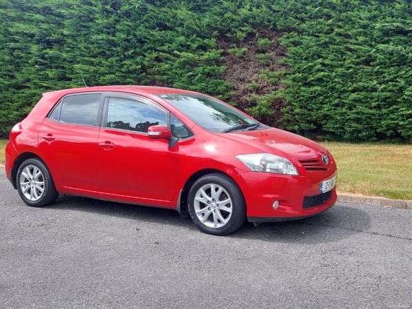 Toyota Auris Hatchback, Petrol, 2012, Red
