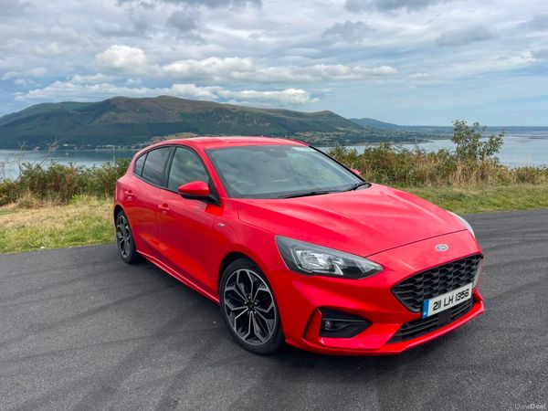 Ford Focus Hatchback, Diesel, 2021, Red