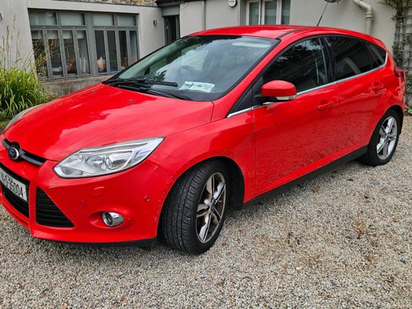 Ford Focus Hatchback, Petrol, 2014, Red