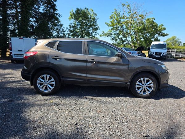 Nissan Qashqai Hatchback, Diesel, 2014, Brown