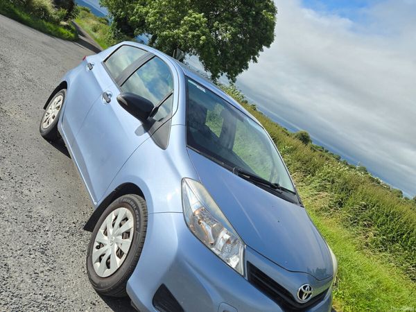 Toyota Yaris Hatchback, Petrol, 2014, Blue
