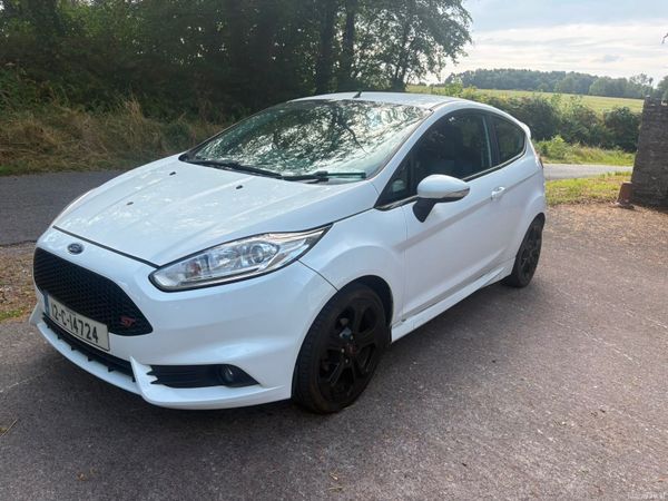 Ford Fiesta Hatchback, Petrol, 2012, White
