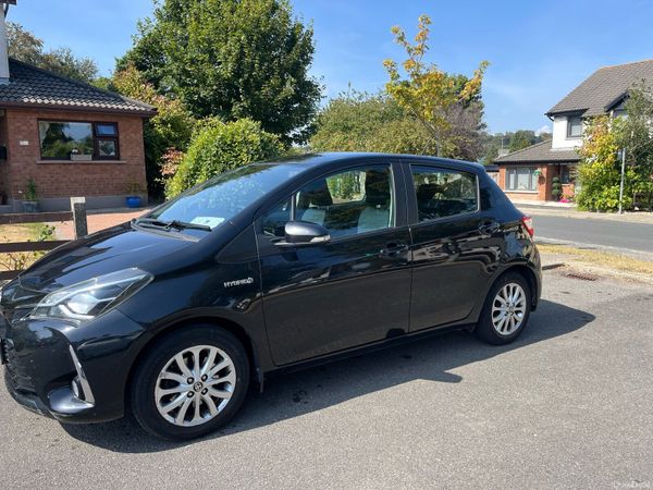 Toyota Yaris MPV, Petrol Hybrid, 2018, Black