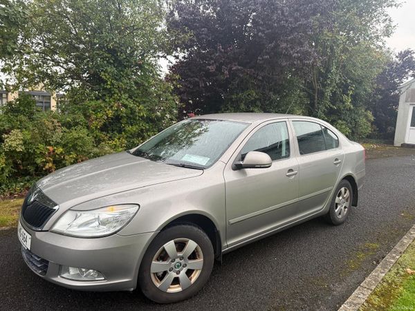 Skoda Octavia Hatchback, Diesel, 2010, Beige
