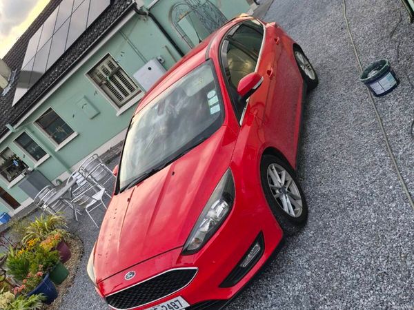 Ford Focus Hatchback, Diesel, 2015, Red