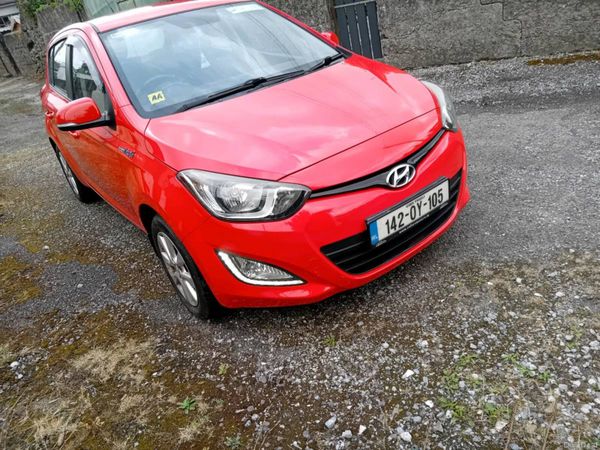 Hyundai i20 Hatchback, Petrol, 2014, Red
