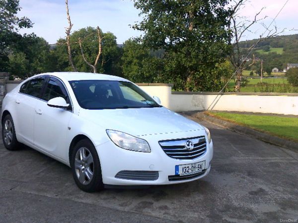 Vauxhall Insignia Hatchback, Diesel, 2013, White