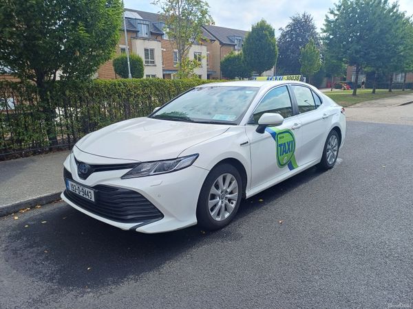 Toyota Camry Saloon, Petrol Hybrid, 2019, White