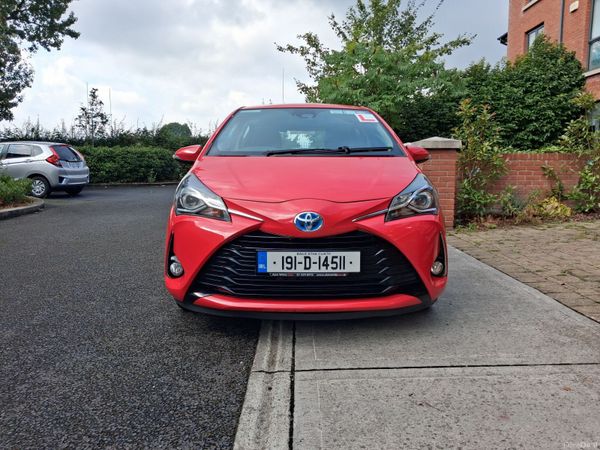 Toyota Yaris MPV, Petrol Hybrid, 2019, Red