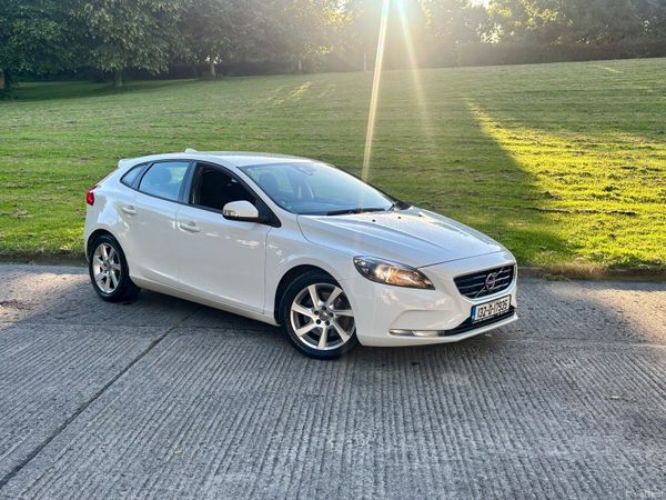 Volvo V40 Hatchback, Diesel, 2013, White