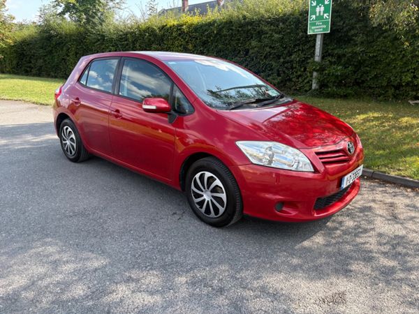 Toyota Auris Hatchback, Petrol, 2011, Red