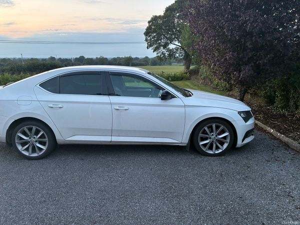 Skoda Superb Hatchback, Diesel, 2016, White