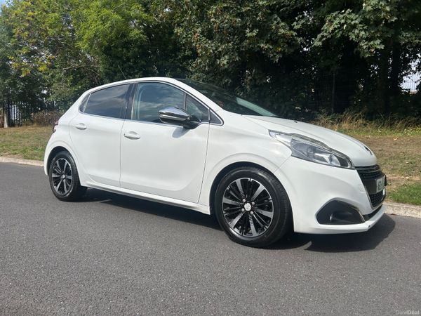 Peugeot 208 Hatchback, Petrol, 2016, White
