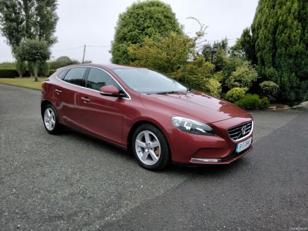 Volvo V40 Hatchback, Diesel, 2015, Red