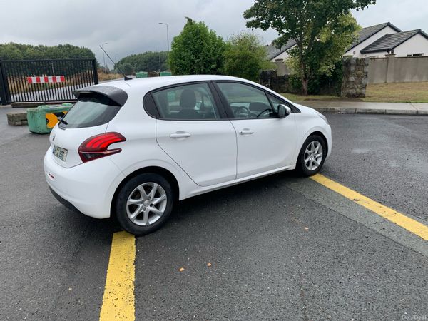 Peugeot 208 Hatchback, Diesel, 2018, White