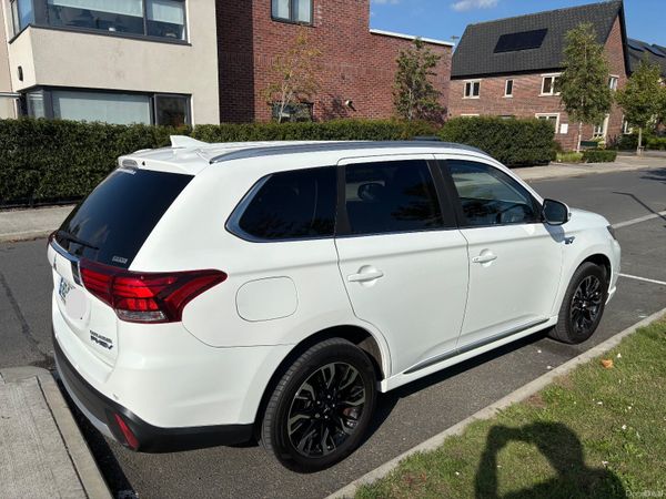 Mitsubishi Outlander SUV, Petrol Plug-in Hybrid, 2018, White