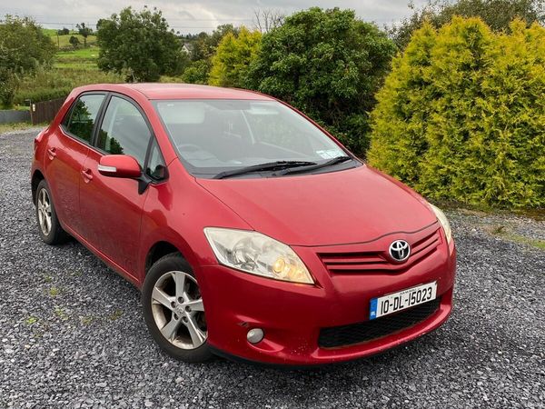 Toyota Auris Hatchback, Petrol, 2010, Red