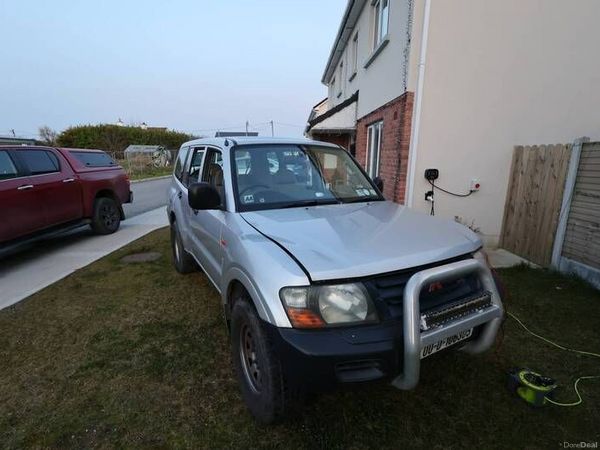 Mitsubishi Pajero SUV, Petrol, 2000, Silver