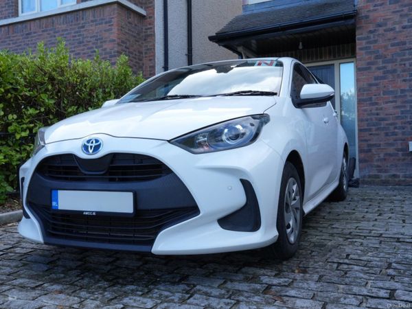 Toyota Yaris Hatchback, Petrol Hybrid, 2020, White