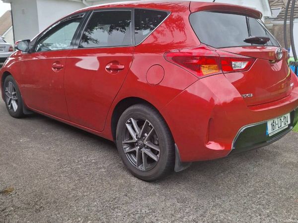 Toyota Auris Hatchback, Diesel, 2016, Red
