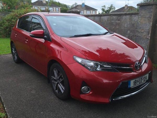 Toyota Auris Hatchback, Diesel, 2016, Red