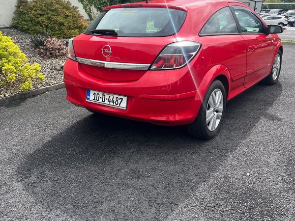Opel Astra Hatchback, Petrol, 2010, Red