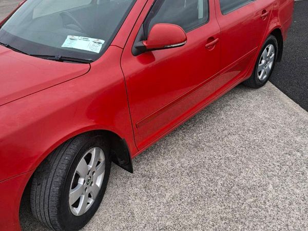 Skoda Octavia Hatchback, Diesel, 2011, Red